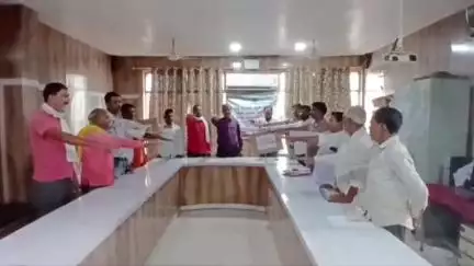 भांडेर: नशे के विरुद्ध जन जागरूकता अभियान: नगर परिषद कार्यालय में कर्मचारियों को दिलाई गई शपथ