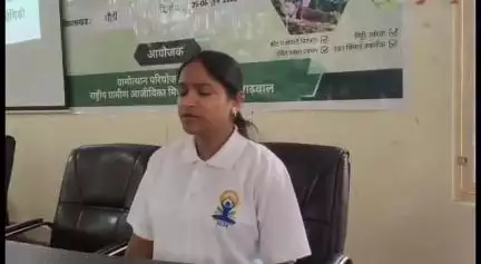 पौड़ी: अंतर्राष्ट्रीय योग दिवस से पहले ब्लॉक सभागार में अधिकारियों और कर्मचारियों को सिखाए गए योगाभ्यास के तरीके
