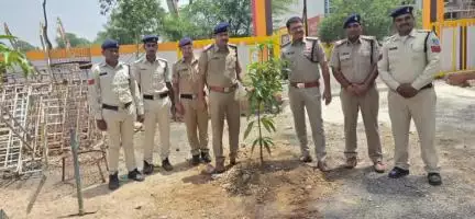 अलीराजपुर: आम्बुआ पुलिस थाना में विश्व पर्यावरण दिवस पर एसपी राजेश व्यास की अध्यक्षता में हुआ वृक्षारोपण