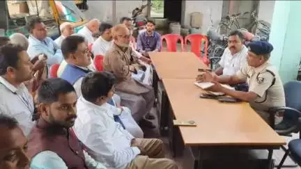 केसरिया: केसरिया थाना परिसर में बकरीद पर्व को लेकर शांति समिति की बैठक आयोजित की गई