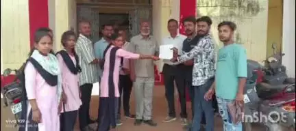 पुष्पराजगढ़: राजेंद्र ग्राम महाविद्यालय की समस्या को लेकर एनएसयूआई ने प्राचार्य को ज्ञापन सौंपा