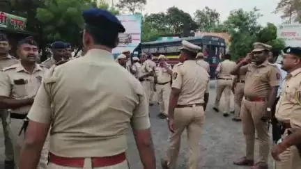 अंबड: जालन्याच्या अंबड शहरात ईदच्या पार्श्वभूमीवर पोलिसांचे पथसंचलन...

कायदा व सुव्यवस्था अबाधित राखण्यासाठी