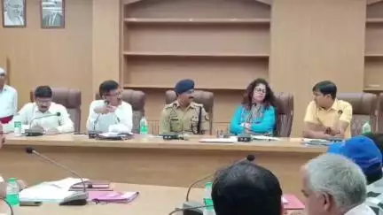 महोबा: डीएम ने खुदाई में लापरवाही पर सख्ती दिखाई, पांच अफसरों का वेतन रोका, 15 जून तक वृक्षारोपण स्थलों पर व्यवस्था के दिए निर्देश