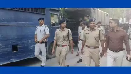 आगामी पर्व बकरीद को शांतिपूर्ण एवं सौहार्द्रमय संपन्न  करने हेतु पुलिस अधीक्षक सारण द्वारा फ्लैग मार्च निकाली गई ।