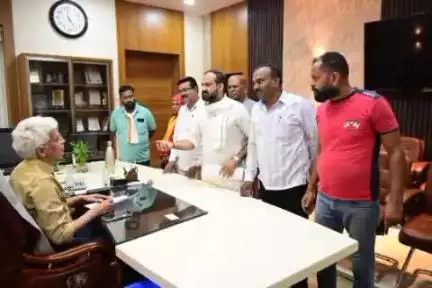 जबलपुर: गरीब महिला का मकान तोड़ने और कांग्रेस कार्यकर्ता से मारपीट के विरोध में कलेक्टर को शिकायत सौंपी गई