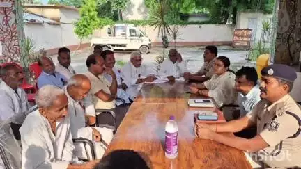 गिधौर: बकरीद पर्व को सौहाद्रपूर्ण वातावरण में संपन्न कराने के लिए गिद्धौर थाना परिसर में शांति समिति की बैठक आयोजित