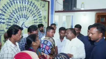 ପୋଲସରା: ବୁଗୁଡ଼ା ସ୍ଥିତ ବାସଭବନରେ ଜନ ଅଭିଯୋଗ ଶୁଣିଲେ ମନ୍ତ୍ରୀ ଗୋକୁଳାନନ୍ଦ ମଲ୍ଲିକ