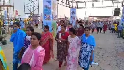 మచిలీపట్నం బీచ్ ఫెస్టివల్ కు రెండవ రోజు సుమారు లక్ష మంది పైబడి పర్యాటకులు వచ్చినట్లు వెల్లడించిన ఆధికారులు