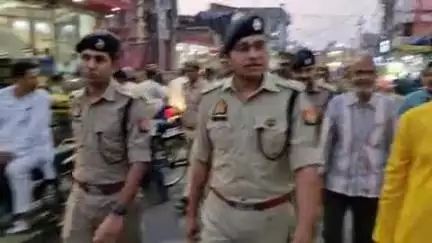 गोंडा: SP ने बकरीद त्योहार को लेकर चौंक बाजार में किया पैदल गश्त, कहा- सड़क पर नमाज पढ़ने पर होगी कार्रवाई