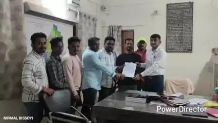 ଡାବୁଗାଁ: ମଇଦଲପୁରକୁ ବ୍ଲକ ମାନ୍ୟତା ନେଇ ମୁଖ୍ୟମନ୍ତ୍ରୀଙ୍କ ଉଦେଶ୍ୟରେ ପାପଡାହାଣ୍ଡିରେ ବିଡ଼ିଓଙ୍କୁ ଦାବିପତ୍ର ପ୍ରଦାନ