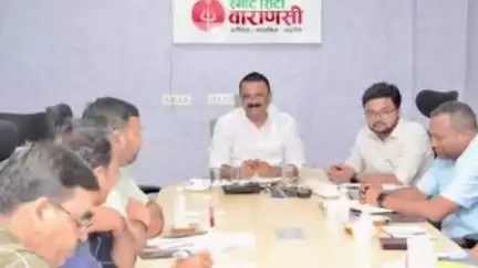 वाराणसी में महापौर अशोक कुमार तिवारी और नगर आयुक्त ने अधिकारियों के साथ की समीक्षा बैठक