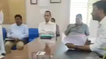 अररिया: डीएम अनिल कुमार ने अपने कार्यालय में जनता दरबार का आयोजन किया, कई मामलों की हुई सुनवाई