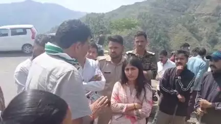चौबट्टाखाल: कांग्रेस के एआईसीसी सदस्य राजपाल बिष्ट ने सिरौली गांव में गुलदार के हमले में मारे गए व्यक्ति के परिजनों से की मुलाकात