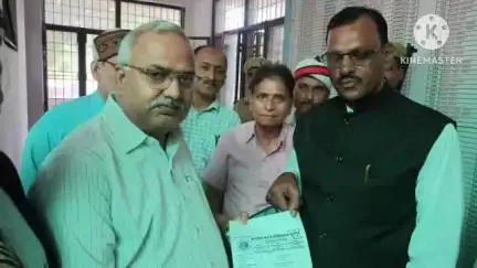 फूलपुर: फूलपुर तहसील के अधिवक्ता संघ भवन में बार एसोसिएशन की बैठक अध्यक्ष विनोद यादव की अध्यक्षता में बुलाई गई