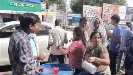 मुरैना नगर: निर्जला एकादशी पर मंदिरों में उमड़ी भीड़, श्री शिव सेवक शाखा ने गुफा मंदिर के पास पिलाया ठंडा शरबत