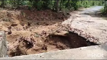 चतरा: बारियातु भुरकुंडा पथ में पुलिया हुआ क्षतिग्रस्त,घट सकती है बड़ी दुर्घटना,ग्रामीणों ने मरम्मत कराने की मांग,#jansamasya