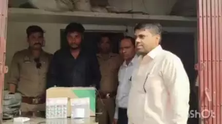 नानपारा: बिछला धोबहा में बगैर लाइसेंस के चल रहे मेडिकल स्टोरों पर छापा, 20 हजार की दवाएं की गईं सीज