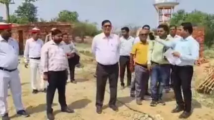 पीलीभीत: सियाबाड़ी पट्टी गांव में कान्हा गौशाला का निरीक्षण किया डीएम ने, जल्द कार्य पूरा करने के लिए दिए निर्देश