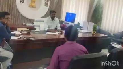 अररिया: समाहरणालय स्थित कार्यालय कक्ष में जिला पदाधिकारी की अध्यक्षता में बैठक का आयोजन किया गया