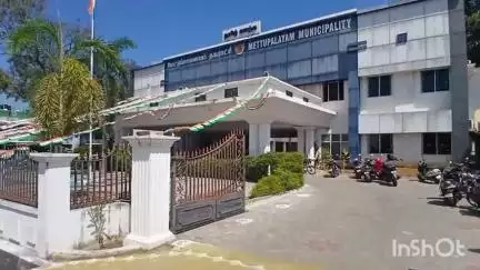 மேட்டுப்பாளையம்: மேட்டுப்பாளையம் நகராட்சி அலுவலகத்தில் ஒப்பந்த தூய்மை பணியாளர்கள் காத்திருப்பு போராட்டம்