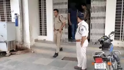 मऊगंज: घुरेहटा वार्ड 12 में पुलिस ने दबिश देकर 70 सीसी नशीली कफ सिरप के साथ दो आरोपियों को किया गिरफ्तार