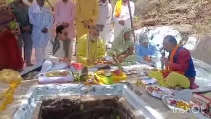 इटारसी: इटारसी के पास हाथेड नदी के उद्गम स्थल पहुंचे पंचायत मंत्री, किया पूजन
