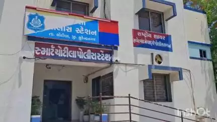 ચોટીલા: પોલીસ દ્વારા બકરી ઈદ નિમિતે ચોટીલા શહેરમાં કોઈ અનિચ્છનીય બનાવ ન બને તે અંગે પોલીસ દ્વારા પેટ્રોલિંગ યોજવામાં આવ્યું હતું