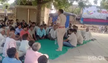 महवा: सांथा में थाना अधिकारी ने ग्रामीणों की बैठक ली, साइबर क्राइम को लेकर युवाओं को किया सचेत