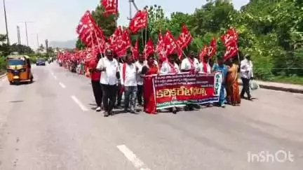 కొత్తగూడెం: పెండింగ్లో ఉన్న ఉపాధి హామీ పథకం కూలీల వేతనాలు చెల్లించాలంటూ వ్యవసాయ కార్మిక సంఘం ఆధ్వర్యంలో కలెక్టరేట్ ముట్టడి మనకెందుక