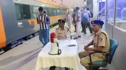 गया टाउन सीडी ब्लॉक: गया रेलवे जंक्शन पर रेल यात्रियों की सुविधा हेतु RPF ने 'मेरी सहेली' और हेल्पलाइन नंबर 139 का बूथ लगाया