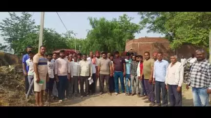 किशनी: किशनी में जटपुरा से बिधूना मार्ग बदहाल होने पर ग्रामीणों ने किया विरोध प्रदर्शन, प्रशासन से जल्द की मांग#Jansamasya