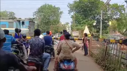 মেদিনীপুর: মেদিনীপুর শহরবাসীর যন্ত্রণার আরেক নাম তাঁতিগেড়িয়া লেভেল ক্রসিং, আশ্বাস দিলেন সাংসদ #jansamasya