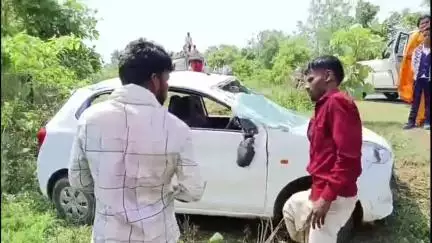 प्रतापपुर: अदौरिया जंगल में अनियंत्रित होकर पलटी कार, हुई क्षतिग्रस्त