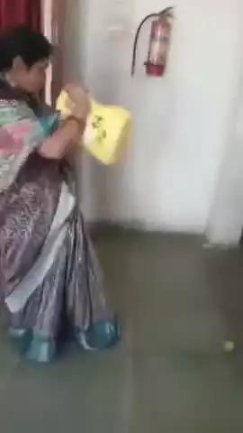 MP : कटनी में जमीन विवाद को लेकर पूर्व विधायक की पत्नी ने की आत्मदाह की कोशिश

पूर्व विधायक विजय राघवेंद्र सिंह की पत्नी रंजीता सिंह को तहसील परिसर में मौजूद कर्मचारियों ने आग लगाने से रोक लिया