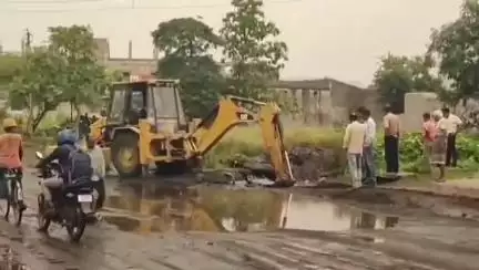 বারাবনী: দেন্দুয়া-চৌরাঙ্গীর জরাজীর্ণ রাস্তার সংস্কার কাজ শুরু হলো #jansamasya
