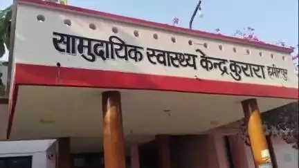 हमीरपुर: कुरारा में मरीज के बेड पर सोते नजर आए डॉक्टर, वीडियो हुआ वायरल
