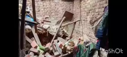 बलिया: डुमरी गांव में दीवार गिरने से अधेड़ महिला की हुई मौत