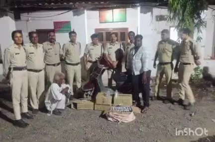 देवास नगर: आबकारी विभाग ने अवैध शराब का परिवहन करते दो लोगों को किया गिरफ्तार