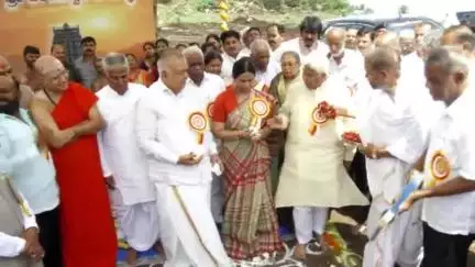 ಬೆಳಗಾವಿ: ಕೆಕೆ ಕೊಪ್ಪ ಕ್ರಾಸ್ ಬಳಿ ಶ್ರೀ ವೆಂಕಟೇಶ್ವರ ದೇವಸ್ಥಾನ ಕಟ್ಟಡದ ಭೂಮಿ ಪೂಜೆ ಹಾಗೂ ಅಡಿಗಲ್ಲು ಸಮಾರಂಭಕ್ಕೆ ಸಚಿವೆ ಲಕ್ಷ್ಮೀ ಹೆಬ್ಬಾಳ್ಕರ್