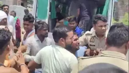 मंझनपुर: करारी में बाइक की आमने-सामने टक्कर में दो लोग घायल, ई-रिक्शा चालक की लोगों ने की पिटाई, पुलिस जांच में जुटी