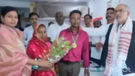 चौपारण: जोकट के एसवीएम स्कूल के 30वें स्थापना दिवस पर पहुंचे विधायक मनोज यादव, छात्रों को किया सम्मानित