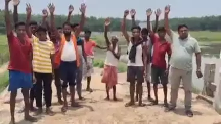 सारठ: लगवां पंचायत के मुर्गाबनी जोरिया की पुलिया जर्जर, लोगों ने विरोध जताते MLA व DC से दुरुस्त कराने की मांग की
#Jansamasya