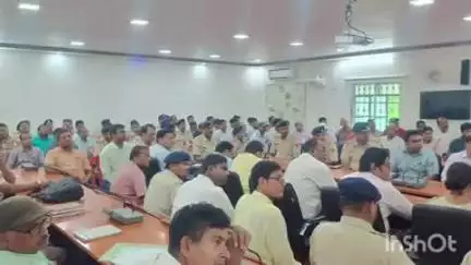 खगड़िया: कलेक्ट्रेट सभाकक्ष में डीएम और एसपी ने अधिकारियों के साथ बैठक की, कई निर्देश दिए