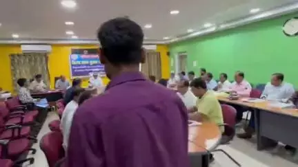 औरंगाबाद: समाहरणालय के सभाकक्ष में जिला पदाधिकारी की अध्यक्षता में सड़क सुरक्षा समिति की हुई बैठक, मई 2025 तक 177 लोगों की हुई मौत