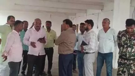 मधुबनी: नगर विकास मंत्री के कार्यक्रम को लेकर मेयर अरुण राय ने नगर निगम विवाह भवन का किया निरीक्षण