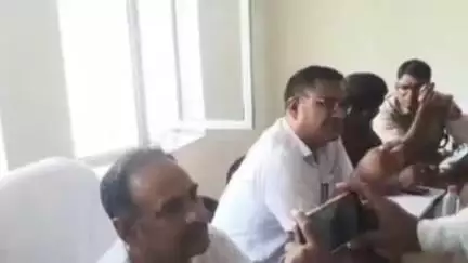 नारायणपुर: नारायणपुर में उपखंड कार्यालय पर विधायक ने जनसुनवाई के दौरान लगाई फटकार