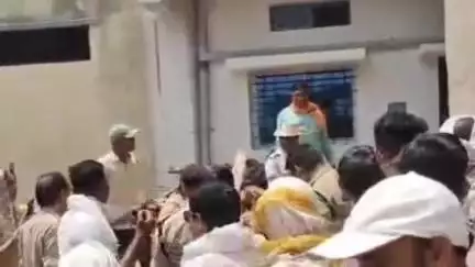 सनावद: सनावद के रिहायशी इलाके में देह व्यापार की शिकायत पर हंगामा, पुलिस ने तीन महिलाओं को हिरासत में लिया