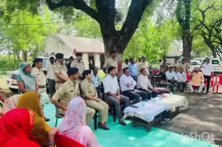 कन्नौद: इंदौर-बुधनी रेल लाइन से प्रभावित किसानों से मिलने पहुंचे कलेक्टर, मीडिया को कवरेज से रोका, निंदा