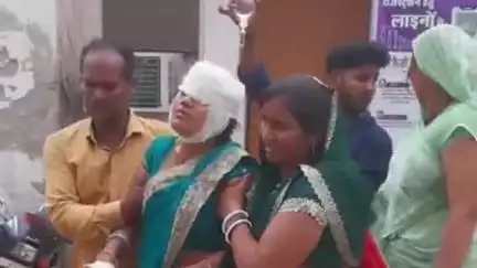 बरहज: सिरजम के पास टायर फटने से अनियंत्रित हुई बोलेरो, पेड़ से टकराने पर एक ही परिवार के सात लोग घायल