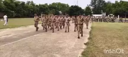 बलिया: पुलिस अधीक्षक ओमवीर सिंह ने रिजर्व पुलिस लाइन में परेड की सलामी ली